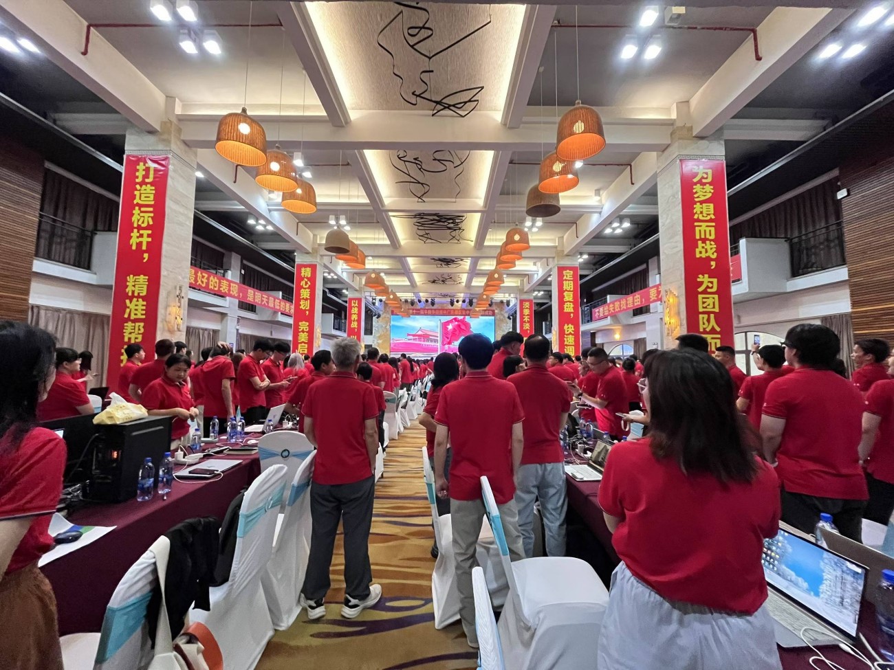 牛商争霸赛中广东战区歌唱祖国