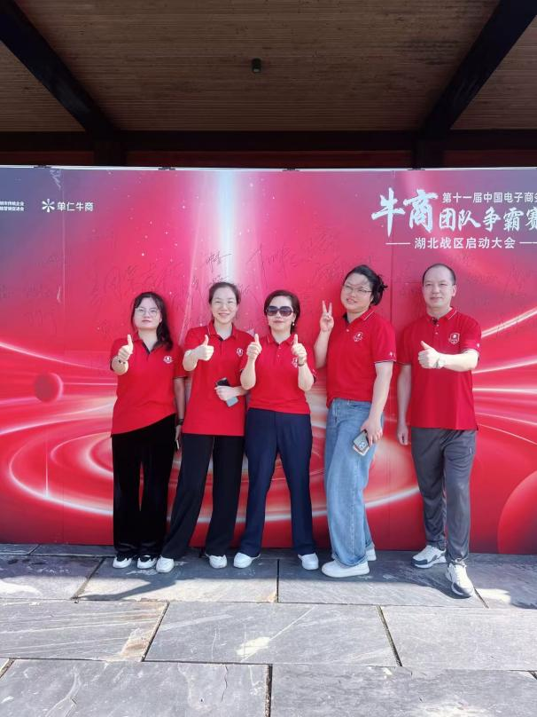 武汉克柔丝职业装西服西装定制厂家参加牛商争霸赛