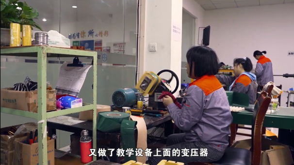 华兴员工工作场景