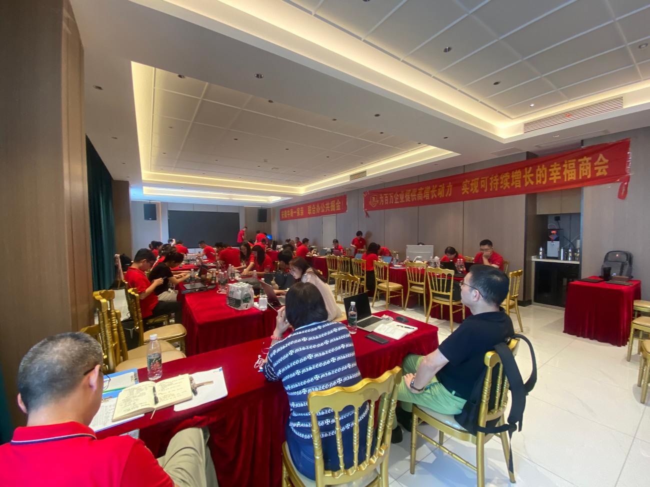 青岛牛商汇举办牛商争霸赛联合办公